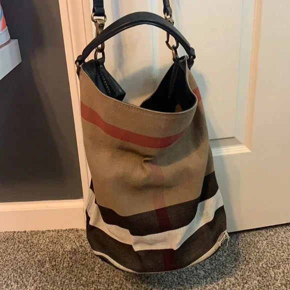 Burberry hot sale tote bags